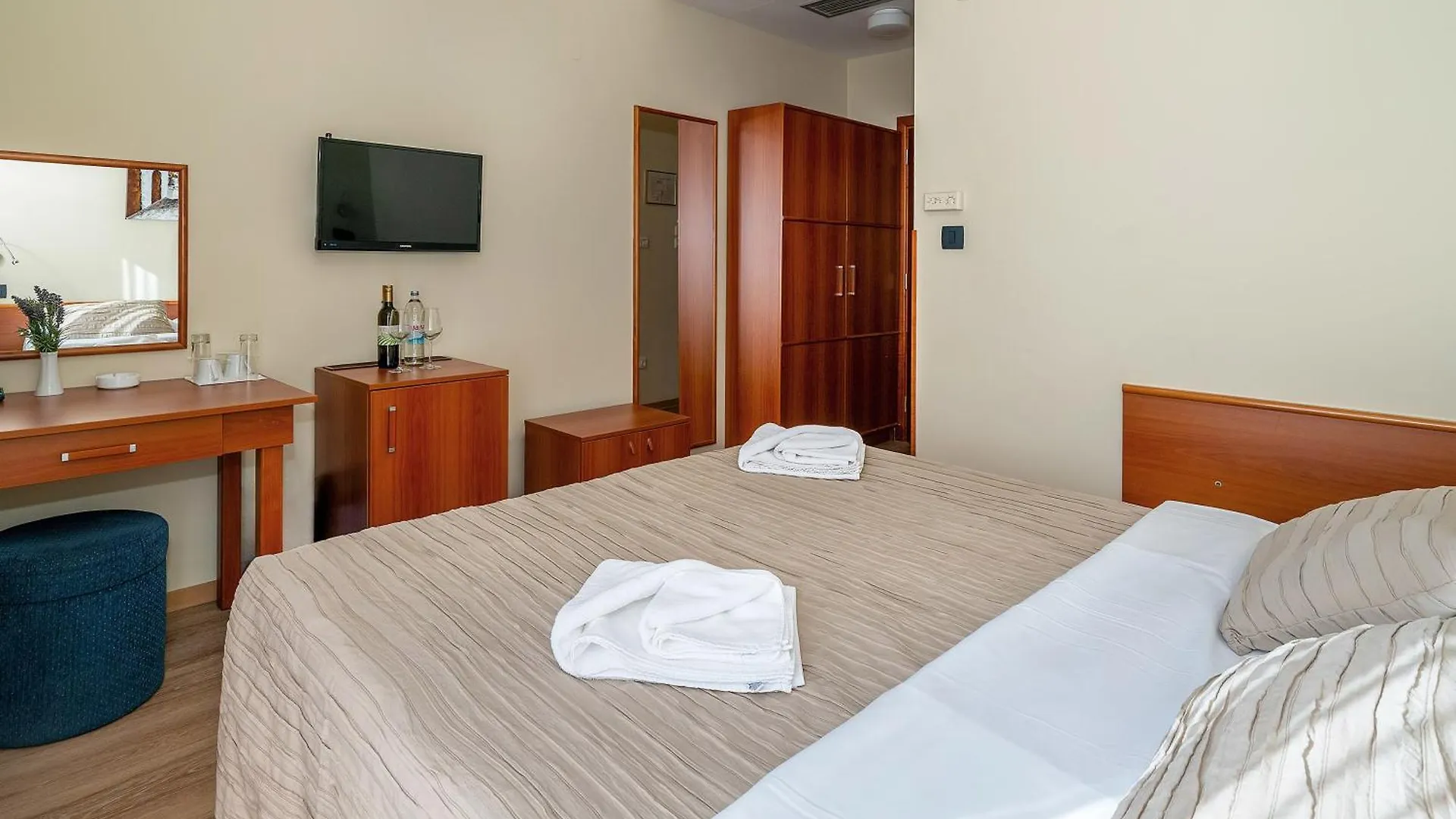 Hotel Dobrovit Baška 3*,